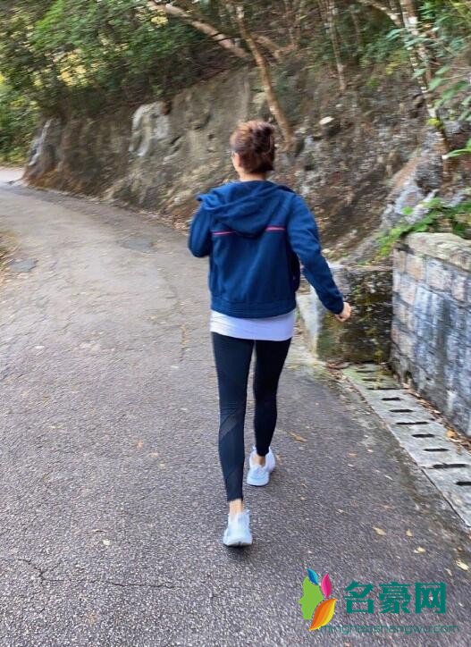 49岁黎姿晒近照