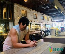 周杰伦大秀健壮手臂 戴着墨镜露出壮硕手臂帅气十