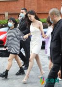 宋妍霏穿短裙现身 皮肤白到发光身材比例超完美