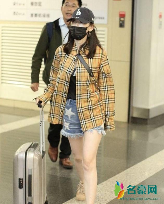 马蓉穿热裤秀美腿