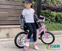 董璇带女儿骑车 小酒窝打扮帅酷又甜又飒超可爱