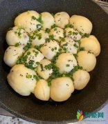 邓超下厨做生煎包 变成黑乎乎的黑炭引发热议