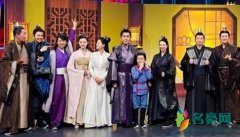 李沁挽张若昀胳膊 迅速放下了手刻意保持距离引热