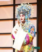黄晓明晒青衣扮相 穿戏服精致扮相惊艳全场