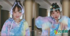 李小璐舞蹈动作妖娆 脸颊绯红少女感满满