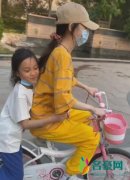 李小璐带女儿骑单车 装扮随意头发凌乱亲切十足