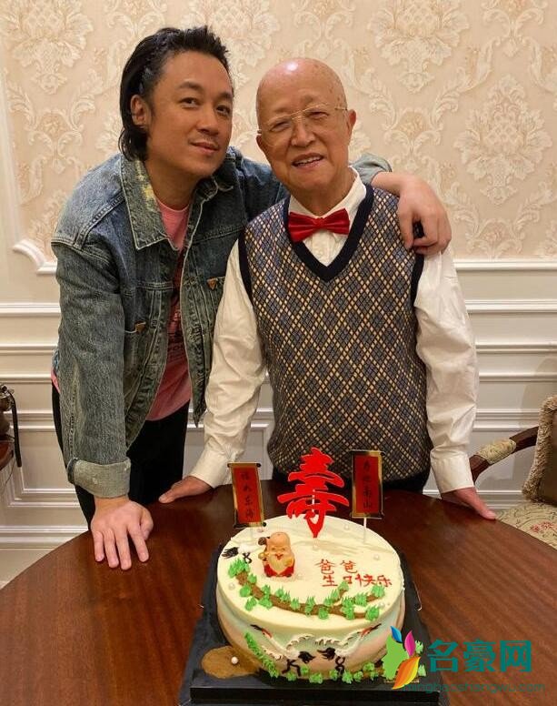 潘粤明为父亲庆生
