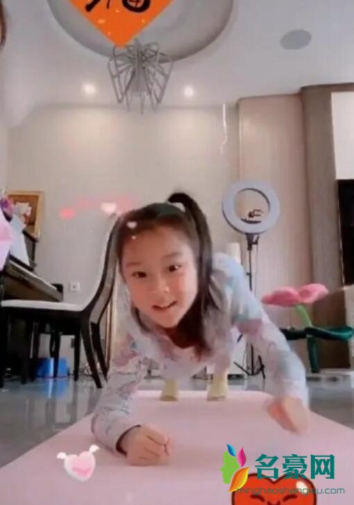 李小璐晒女儿近照