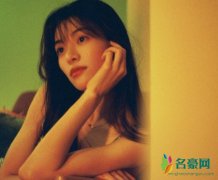 钟楚曦拍港风大片 展现各种少女风情十分迷人