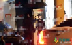 章泽天约友人按摩 章泽天带着帽子依然清瘦靓丽