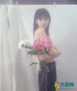 Baby大片拍摄花絮曝光 手持花束遮挡上身妩媚十足