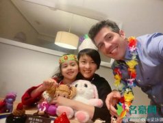 梁咏琪晒照为女庆生 女儿五官精致漂亮大长腿抢镜