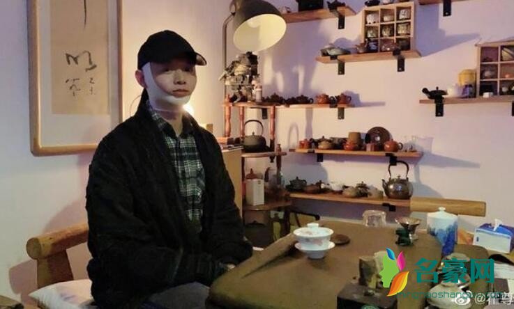 霍尊下巴缠绷带出镜