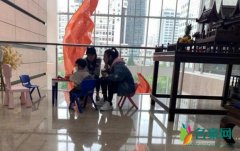 张雨绮带龙凤胎剪发 她在一旁耐心陪伴妈妈力满分