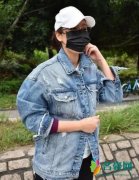 杨怡挺孕肚露面 肚大如萝但四肢依旧纤细