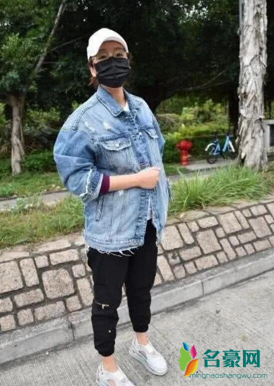 杨怡挺孕肚露面