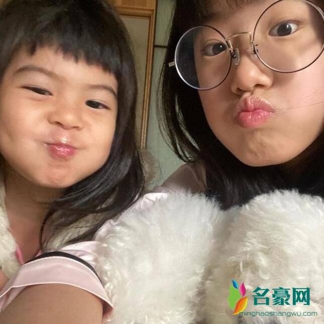 贾静雯长女为妹庆生