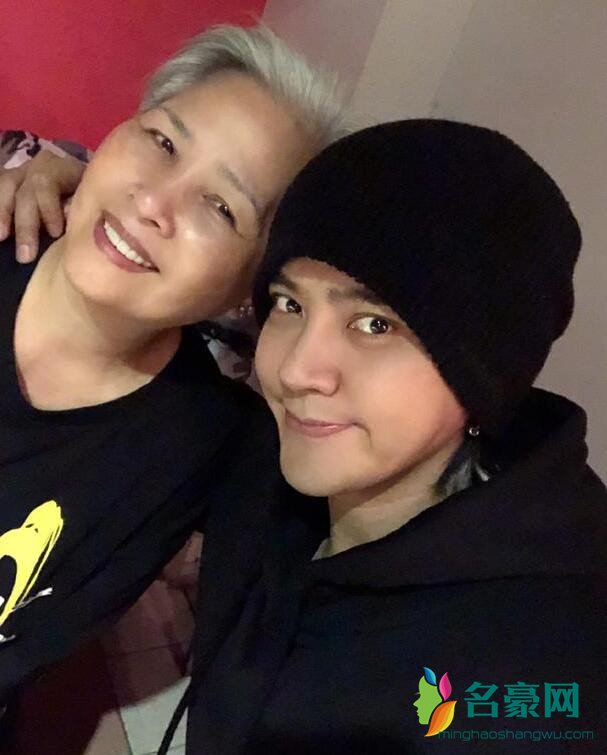 罗志祥与妈妈合影