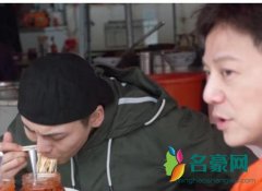 陈伟霆路边摊吃面 一反常态变成“撒娇男”
