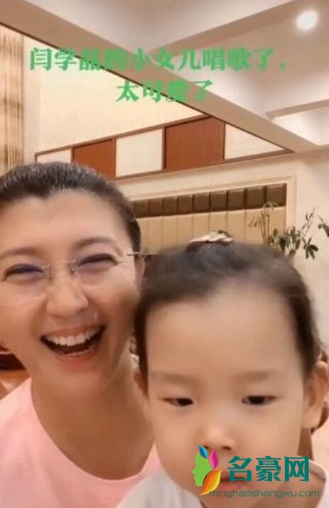 48岁闫学晶素颜出镜