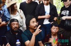 流浪大师返回上海 冒雨现身网红基地受人追捧