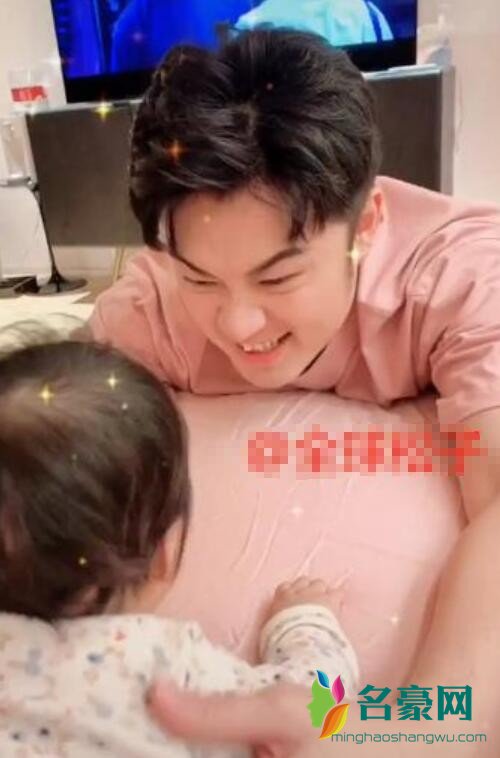 陈赫晒二胎女儿百天照