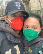 程莉莎郭晓东合影 夫妻红配绿口罩十分吸睛