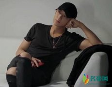 黄子韬回应想谈恋爱：对未来憧憬着幻想很开心