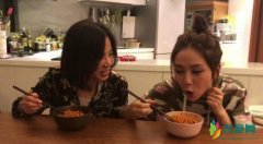邓紫棋煮面被辣倒 与母亲比赛吃面的画面温馨有爱