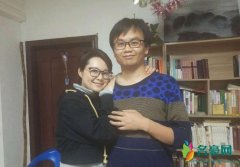 袁立与老公街边吃面 两人搭肩细语看上去感情非常