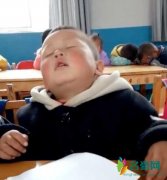 男孩坐着睡觉走红网络 老师大叫放学了依然没叫醒
