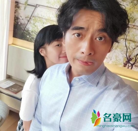 陈龙晒照为爱妻庆生