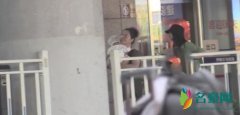 高圆圆带女儿探班赵又廷 宝宝表情呆萌十分可爱