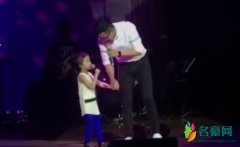 刘恺威小糯米合唱 父女俩的表演萌翻了台下的观众
