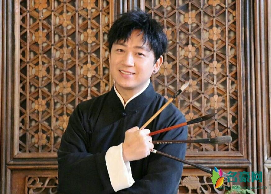 潘粤明照片