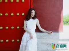 李若彤晒白裙美照 皮肤还是宛如少女一般