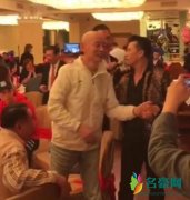 葛优低调出席酒宴 身形消瘦行动迟缓老态明显