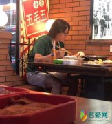 高晓松撸串被偶遇 打扮低调一双大长腿很吸睛