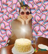 张梓琳生日晒美照 戴童趣生日眼镜少女心十足