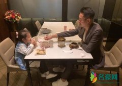 汪小菲与女儿约会照 小玥儿对镜甜笑画面温馨美满
