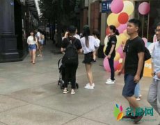 Baby出游被偶遇 小海绵的小粗腿意外抢镜