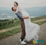 曾国祥晒婚纱照 曾国祥抱着娇妻笑容十分灿烂