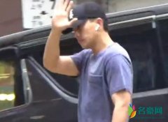刘恺威抱小糯米逛街 一路上搂着爸爸脖子画面温馨