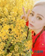 宁静穿红衣扎辫子出镜 与油菜花合影色彩浓烈很春