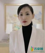 王宝强前妻近照曝光 身穿白色西装干练美丽气场强