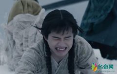 刘昊然双麻花辫造型 表情十分痛苦倒在雪地里