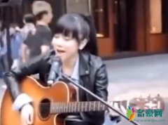 邓紫棋16岁街头卖唱 捧场的人不多她依然卖力演唱