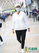 刘晓庆穿减龄夹克 口罩遮面热情打招呼亲切十足