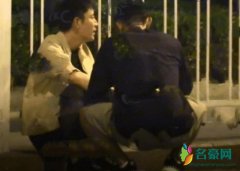 贾乃亮深夜买醉 蹲在路边吸烟背影十分孤独