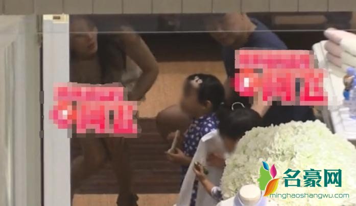 张雨绮一家四口